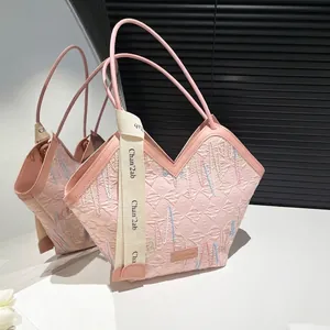 Borsa tote rosa trapuntata con ricami colorati e ampia tracolla in tessuto da donna