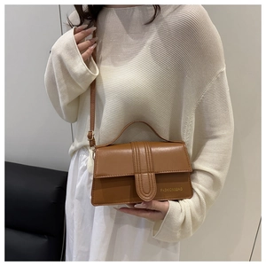 Borsa a tracolla vintage in pelle marrone con cinturino regolabile e scritta dorata