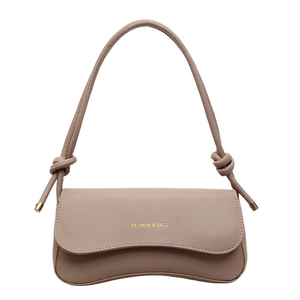 Sac bandoulière minimaliste en cuir beige avec lettrage doré et détail de bandoulière nouée