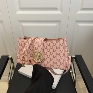 Borsa sottobraccio rosa vintage francese con motivo M e fibbia in metallo dorato