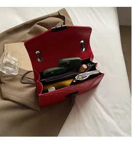 Vue intérieure du sac matelassé rouge montrant des compartiments spacieux pratiques