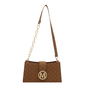 Petit sac à bandoulière marron avec motif monogramme et boucle dorée en métal M