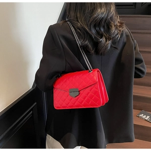 Sac bandoulière matelassé rouge avec chaîne en métal et motif de diamants chic