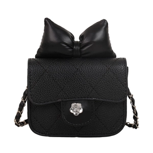 Mini sac bandoulière noir matelassé pour filles avec nœud et fermoir camélia