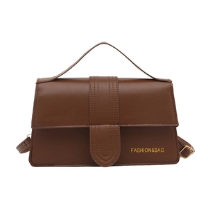 Borsa a tracolla quadrata in pelle marrone con manico superiore e scritta dorata