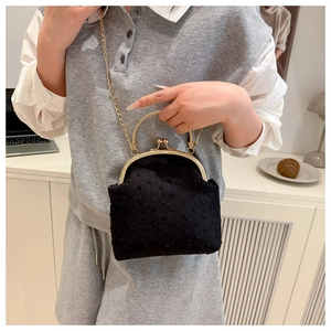Vue détaillée du sac vintage en velours noir avec chaîne dorée et texture perlée