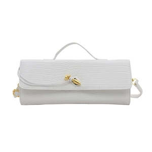 Borsa baguette bianca minimalista con trama coccodrillo e fibbia a nodo dorata