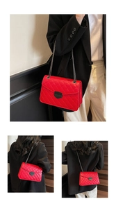Détail du sac à bandoulière matelassé rouge avec fermoir en métal noir et style chic