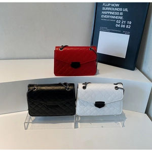 Set de sacs à bandoulière matelassés avec chaînes en similicuir rouge, noir et blanc