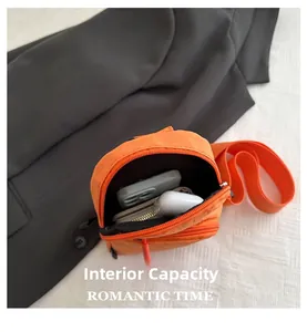 Capacité interne du sac de poitrine orange montrant le rangement du téléphone