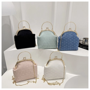 Detalle de mini bolsos retro con cadena en cinco colores con textura gofrada y asas