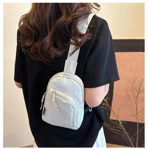 Détail du sac bandoulière en nylon imperméable avec bandoulière large en tissu doux