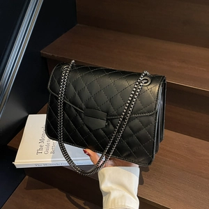 Sac bandoulière matelassé noir classique avec chaîne métallique et fermoir bouclier