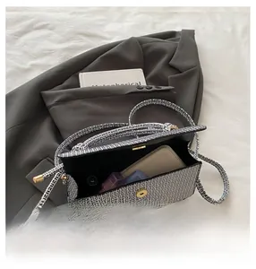 Vue de dessus de l'intérieur du sac géométrique avec téléphone et cosmétiques