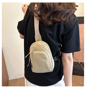 Vista dettagliata posteriore di una persona con borsa a tracolla in tela beige