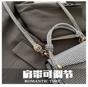 Détails de la bandoulière réglable et des finitions dorées du sac monogramme noir