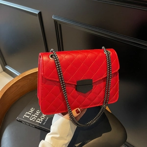 Sac bandoulière chic en cuir matelassé rouge avec chaîne en métal pour femme