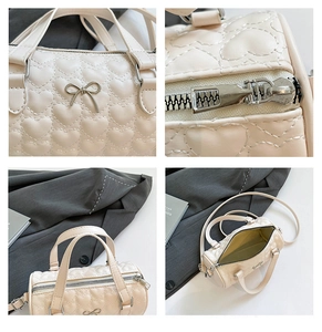 Detalles del bolso tipo cubo beige con acolchado de corazones y hebilla de lazo plata