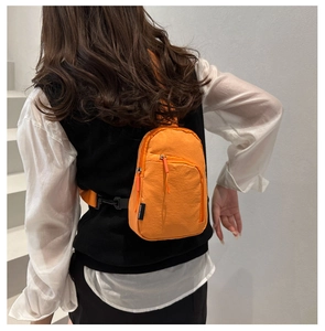 Sac bandoulière orange en nylon avec double fermeture éclair et sangle réglable