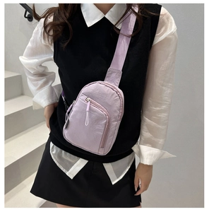 Vue détaillée d'un sac de poitrine en nylon lavande avec sangle réglable et zips