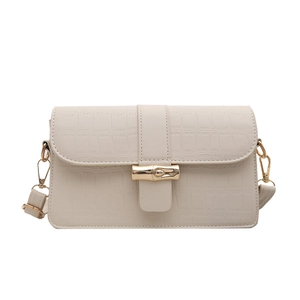 Borsa a tracolla beige effetto coccodrillo con fibbia in bambù dorato su bianco