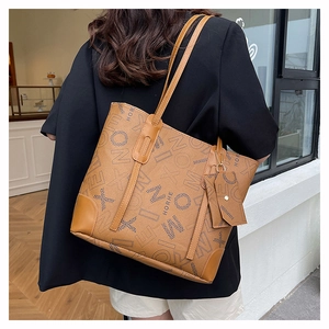 Détail d'un grand sac cabas marron avec imprimé lettres vintage et sa pochette assortie