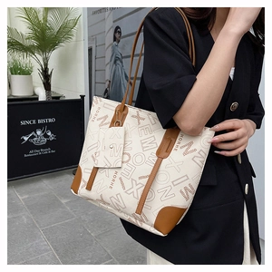 Sac fourre-tout beige avec imprimés de lettres et anses en cuir marron en scène de rue urbaine