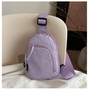Gros plan du sac bandoulière en nylon violet clair imperméable avec sangle réglable