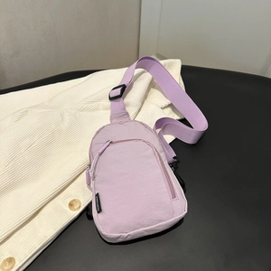 Marsupio in nylon viola chiaro con tracolla regolabile su velluto a coste bianco