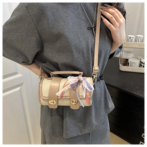 Détail d'un mini sac tissé avec nœud en dentelle et finitions en cuir élégantes