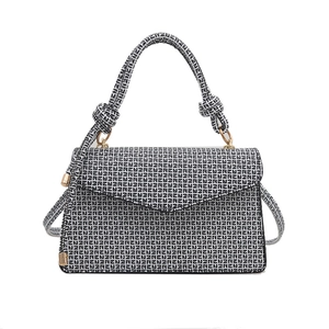 Sac à bandoulière structuré à monogramme noir et blanc avec détails dorés et nœud