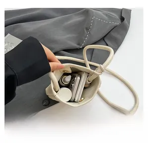 Innenansicht der beigen Leder-Beuteltasche mit Platz für Smartphone und Kosmetik