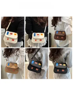 Vue arrière de quatre sacs bandoulière mignons avec écussons sur diverses tenues