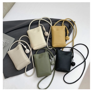 Flachbild von farbenfrohen Crossbody-Handytaschen aus genarbtem Leder im Minimal-Stil