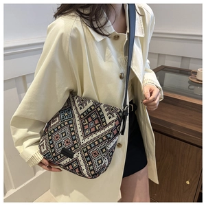 Détail du sac bandoulière en toile tissée ethnique aux motifs jacquard géométriques colorés