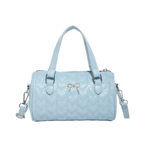 Sac cylindrique bleu clair avec matelassage en cœur, nœud argenté et bandoulière