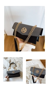 Détail du sac à bandoulière en tissu gris et cuir noir avec un fermoir doré en forme de M