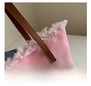 Nahaufnahme der rosa Canvas-Tasche mit Fransenrand und braun vernähten Kunstlederriemen