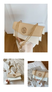Détail du sac tissé beige et cuir blanc avec boucle dorée en M et bandoulière chaîne
