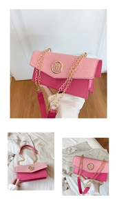 Détail du sac à bandoulière rose patchwork avec logo M doré et bandoulière en chaîne