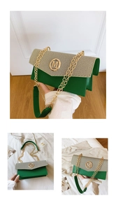 Détail du sac bandoulière vert avec rabat tissé beige et logo M doré chic