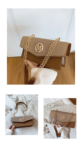 Détails de ce sac enveloppe vintage marron avec logo M doré et bandoulière chaîne