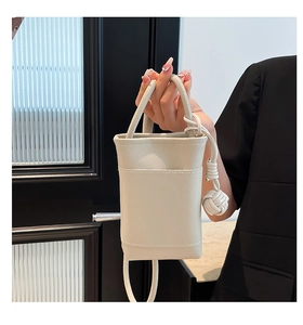Detail der cremeweißen Mini-Umhängetasche aus Leder mit gewebtem Knoten-Schultergurt