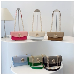 Vue détaillée de petits sacs bandoulière carrés en six couleurs avec logo M doré