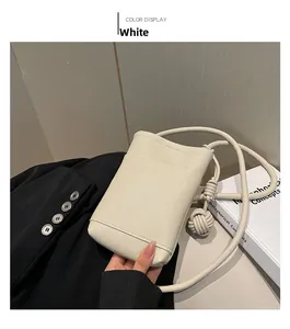 Detailansicht der cremeweißen minimalistischen Handytasche mit Kieselleder-Struktur
