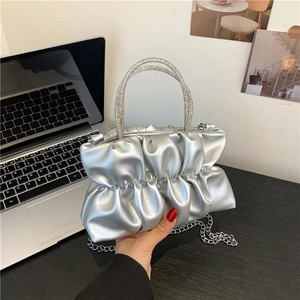 Sac nuage plissé argenté avec poignée en strass et bandoulière en chaîne