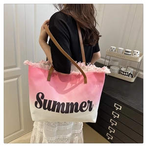 Détail du sac dégradé rose avec imprimé Summer, bords effilochés et anses cuir