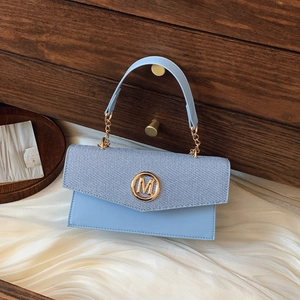 Sac bandoulière bleu ciel en patchwork avec logo M métallique sur tissu en soie