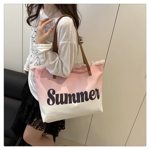 Nahaufnahme der rosa Canvas-Tragetasche mit Summer-Schriftzug und Fransenverzierung am Rand