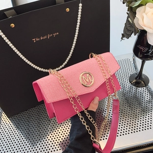 Sac bandoulière rose avec texture tressée, logo M doré et élégante bandoulière chaîne